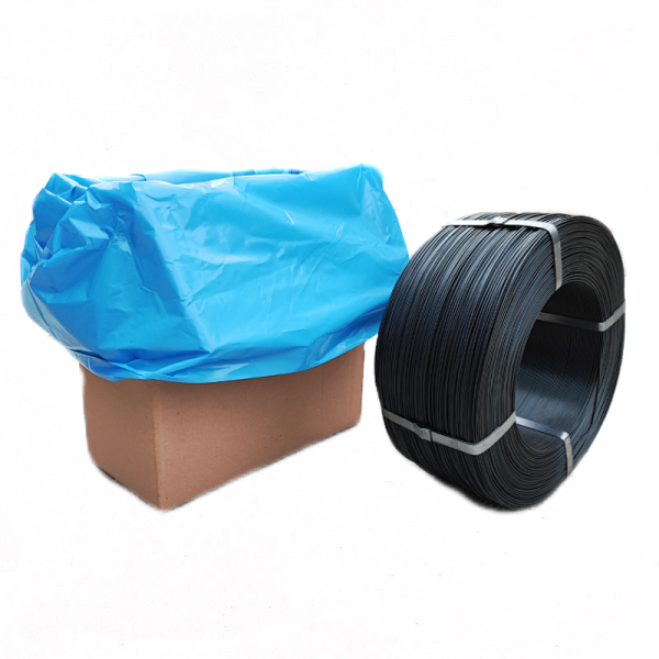 Matassa di filo scuro con reggette, accanto a una scatola di cartone coperta da sacchetto blu.