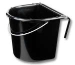 Secchio nero lucido a D con lato piatto, manico in filo metallico e due ganci posteriori per appenderlo alla recinzione.