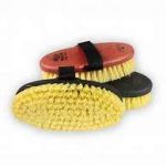 Tre brusche ovali a setole giallo intenso: un dorso rosso con logo nero, due dorsi neri e fascette in tessuto nero.