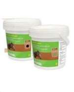 Due secchielli bianchi Kerbl con etichetta verde e marrone, ritratto di cavallo e testi per la cura quotidiana dello zoccolo.