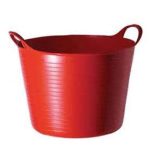 Secchio rosso a tronco di cono con scanalature orizzontali e due manici a asola sul bordo, isolato su fondo bianco.
