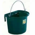 Secchio verde scuro con lato piatto, manico metallico, asola sul bordo ed etichetta chiara con bandiera italiana.