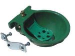 Abbeveratoio in ghisa smaltata verde con paletta forata, valvola in ottone e staffa a U zincata con due bulloni.