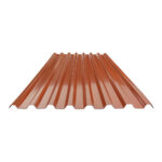 Lastra grecata color terracotta, nervature trapezoidali in prospettiva su fondo bianco.