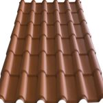 Lastra ondulata rosso terracotta a effetto coppo, profilo a S sul bordo, vista prospettica dal basso su fondo bianco.