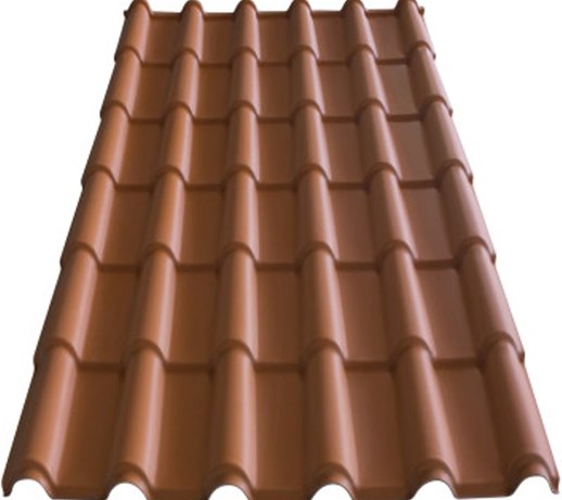 Lastra ondulata rosso terracotta a effetto coppo, profilo a S sul bordo, vista prospettica dal basso su fondo bianco.