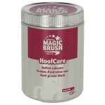 Barattolo HoofCare Magic Brush nero: Hoof grease black, olio di alloro e silhouette di cavallo su fondo grigio.