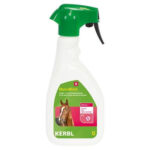 Flacone bianco Kerbl MuscaBlock 500 ml con spruzzino verde, testa di cavallo baio e simbolo 6 h antimosca.