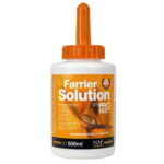 Flacone NAF ProFeet Farrier Solution 500 ml con beccuccio arancione, testo Farrier Solution BY PRO FEET e Clean Sport.
