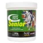 Barattolo NAF Superflex Senior 660 g, etichetta verde con cavallo, fantino, bandiera UK e Five Star Treatment.