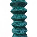 Dettaglio di rotolo di rete plastificata verde a maglie romboidali sovrapposte a zigzag, avvolto in verticale su fondo bianco.
