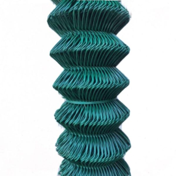 Dettaglio di rotolo di rete plastificata verde a maglie romboidali sovrapposte a zigzag, avvolto in verticale su fondo bianco.