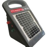 Elettrificatore Chapron SC 70 con pannello solare inclinato, maniglia grigia e connettori rosso e verde.