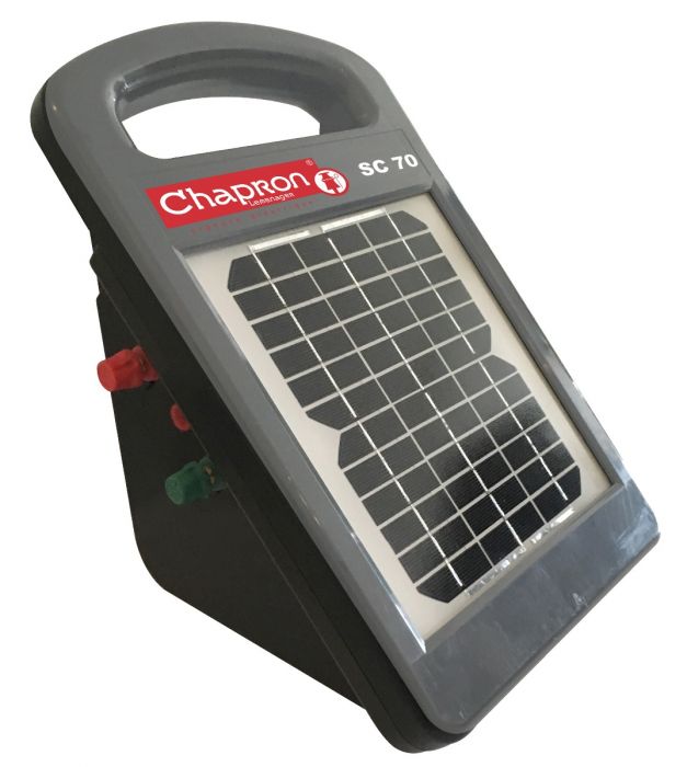 SC 70 Elettrificatore Chapron SC 70 con pannello solare inclinato, maniglia grigia e connettori rosso e verde.