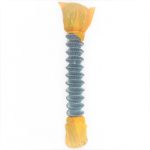 Rotolo verticale di rete zincata grigio-verde a maglia romboidale, estremità protette da cappucci di plastica gialla.