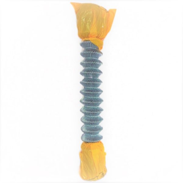 Rotolo verticale di rete zincata grigio-verde a maglia romboidale, estremità protette da cappucci di plastica gialla.