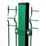 Palo quadro verde bosco con tappo nero, collare a U e due bulloni argentati che fissano rete verde con nervatura a V