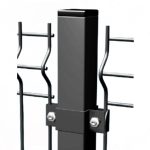 Palo quadro antracite con tappo nero, collare e bulloni zincati che stringono due pannelli di rete a onda antracite