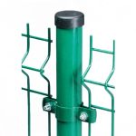 Palo tubolare verde con tappo nero, collare avvolgente e bulloni zincati che tengono due pannelli di rete verde a V