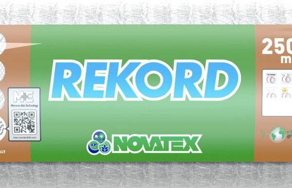 Rotolo Rekord Novatex da 2500 m, rete bianca con fascia rossa a sinistra e viola a destra, etichetta verde e due reggette.