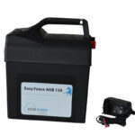 Elettrificatore nero Easy Fence AGB 150 Agri-Zoo San Marino, con maniglia e caricabatterie esterno.
