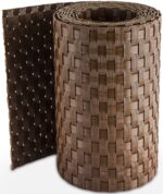 Rotolo di rattan sintetico marrone cioccolato parzialmente srotolato, intreccio a cesto con strisce venate in rilievo.