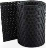 Rotolo verticale di rattan sintetico nero uniforme, trama a cesto e capo libero steso verso sinistra su fondo bianco.