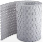 Rotolo di rattan sintetico grigio chiaro, quasi bianco, con nervature sulle strisce e intreccio fitto da recinzione.