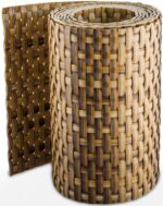 Rattan sintetico a intreccio naturale, sfumature caramello, beige e marrone scuro, rotolo verticale parzialmente aperto.