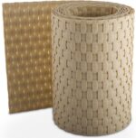 Rotolo di rattan sintetico beige crema a scacchiera in rilievo, venature longitudinali e spire compatte su fondo bianco.