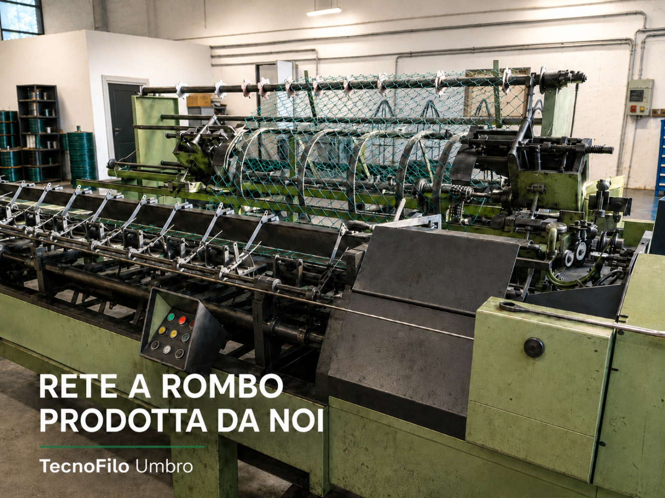 Telaio verde in officina che produce rete a rombo plastificata, con la scritta RETE A ROMBO PRODOTTA DA NOI e TecnoFilo Umbro