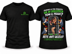 T-Shirt nera con scritte sul retro su sfondo bianco