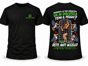 T-Shirt nera con scritte sul retro su sfondo bianco